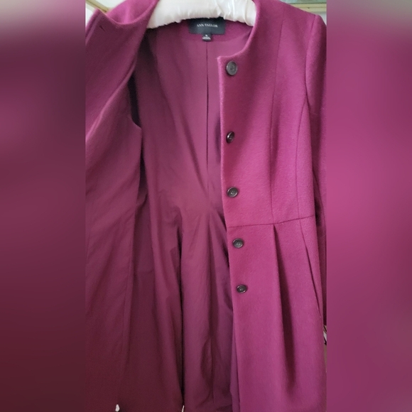 Wine Red / Burgundy Ann Taylor Long Pleated Wool Dress Coat - Women's Size 6 - Picture 4 of 12